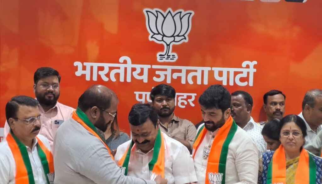 उद्धव ठाकरे गटाला पुण्यात मोठे खिंडार; पृथ्वीराज सुतार व संजय भोसले यांचा BJP मध्ये!